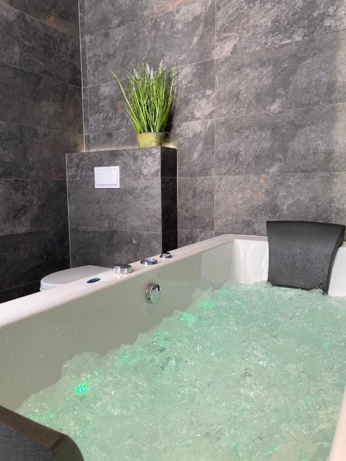Apartament Bialy Z Jacuzzi Cracovia Exterior foto